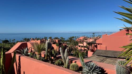 Luxury 3 bed Duplex Penthouse, 3 mins walk to the beach