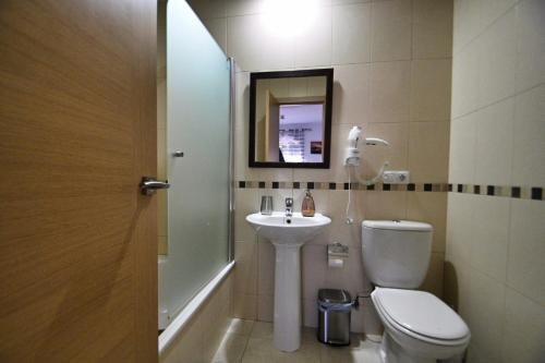 a bathroom with a toilet and a sink at Apartamento Cañada Honda Conil in Conil de la Frontera