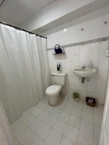a bathroom with a toilet and a sink at Guajira Sunset Hostal in Ríohacha