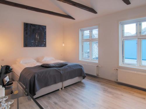 Rúm í herbergi á Við Lónið Guesthouse