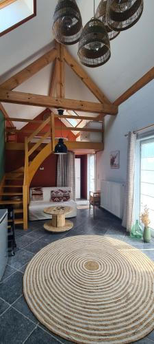 a room with a large rug on the floor at Les Limousines - Proche de Pairi Daiza, Mons, Soignies in Soignies