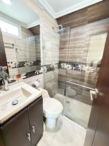 a bathroom with a toilet and a sink and a shower at Apartamento amoblado Murillo in Barranquilla