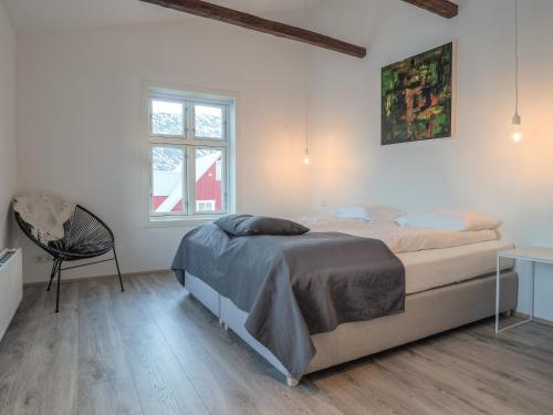 Rúm í herbergi á Við Lónið Guesthouse