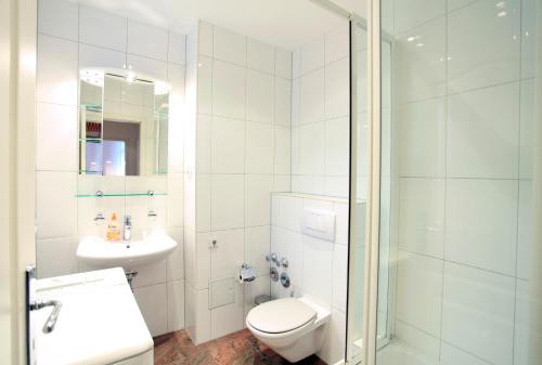 ein Bad mit einem WC, einem Waschbecken und einer Dusche in der Unterkunft Ferienwohnung Warnemünde L (S) in Warnemünde