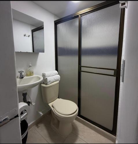 a bathroom with a toilet and a sink at Finca Hotel Montebello in Quimbaya