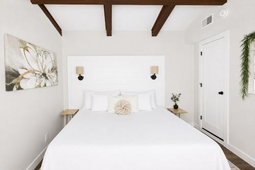 a white bedroom with a large white bed at Lake it Easy at Kimberling Crossing in Kimberling City