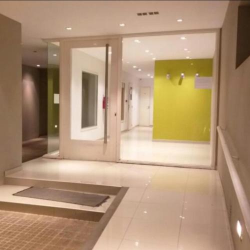 a room with a hallway with a yellow wall at DEPTO 2 Y 62 CON COCHERA PROPIA in La Plata