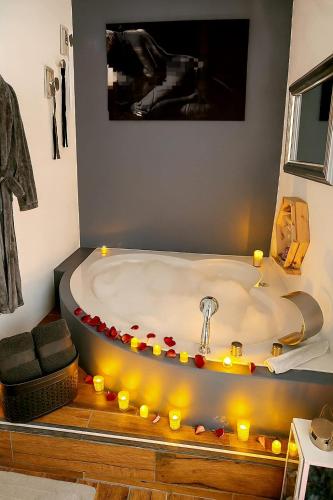 a bath tub with candles in a room at Escondite de Amor in La Vega