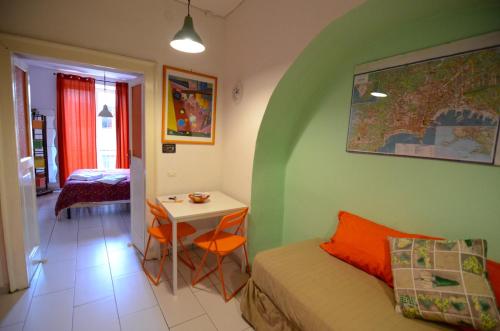 Habitación pequeña con cama y mesa con mesa pequeña. en Shine Apartment, en Nápoles