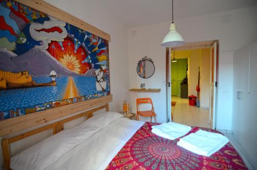 1 dormitorio con 1 cama y una gran pintura en la pared en Shine Apartment, en Nápoles
