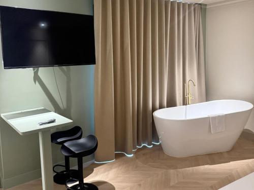Modern City Stay for 2 in Alicante