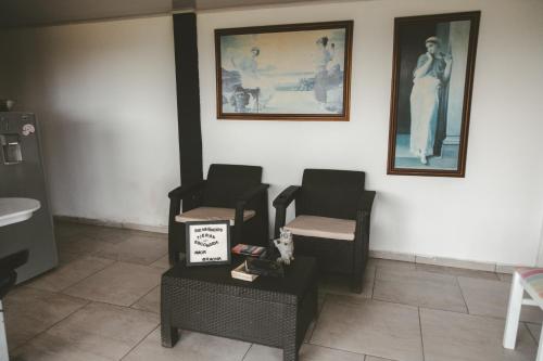 a waiting room with two chairs and a table at Tierra Mágica eje cafetero in Manizales