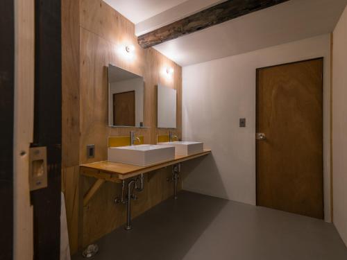 a bathroom with a sink and a mirror at 汐見屋 in Tanabe