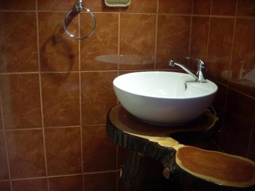 a white sink on a wooden stand in a bathroom at Eco Cabañas Algarrobo in Algarrobo