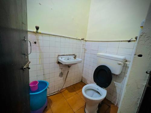 a bathroom with a toilet and a sink at Gaurav Guest House in Mathura