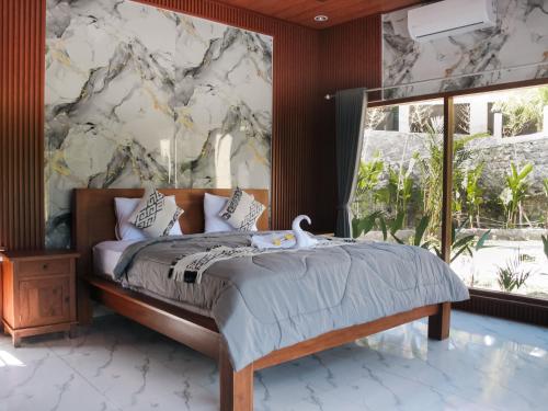 a bedroom with a bed with a marble wall at The Garden Sanctuary Homestay in Sidemen