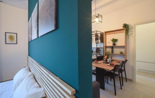 a dining room with a blue wall and a table at Le Vele - Contro Fiocco in Rosolina