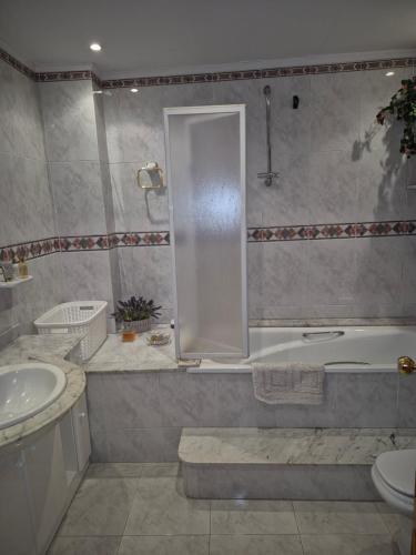 a bathroom with a tub and a sink at Casa Irlia in García