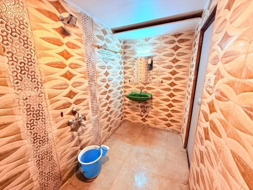 a bathroom with a wooden wall with a sink at Hotel Kings Residency Panvel in Navi Mumbai