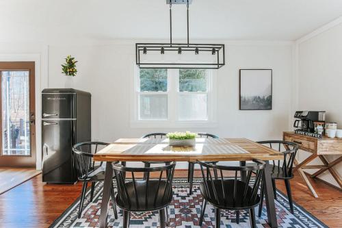 a dining room with a table and chairs at Nelson Cozy Cabin in Nellysford