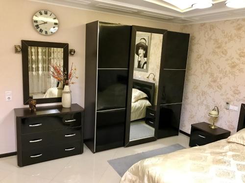 アドレルにあるApartment on Prosveshcheniya na Beregu Moryaのベッドルーム(黒いドレッサー、鏡付)