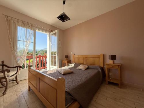 a bedroom with a bed and a large window at Juanttipienea in Souraïde