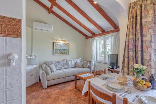 Valdarke Sea View Apartment /w Balcony - Happy Rentals