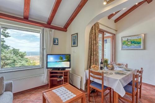 Valdarke Sea View Apartment /w Balcony - Happy Rentals