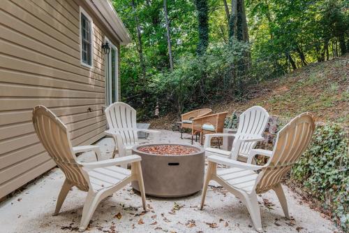 a group of chairs and a table on a patio at Stuart Cottage in Staunton