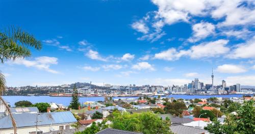 una vista de la ciudad de Sydney en un día soleado en Andelin Guest House en Auckland