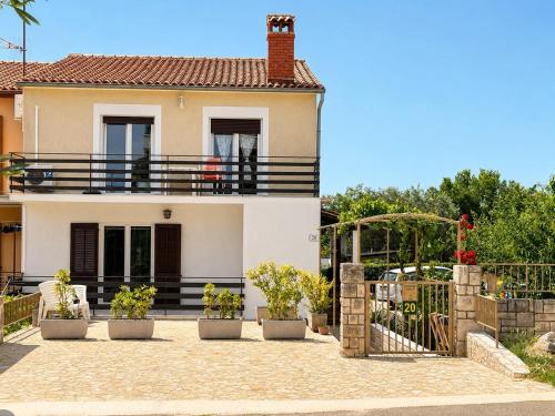Room with Terrace, Just 3 Mins from the Beach