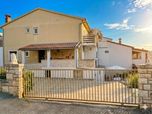 Room with Terrace, Just 3 Mins from the Beach
