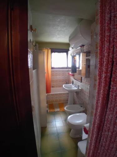 a bathroom with two toilets and a sink at Panoramic Eagle in Montoso