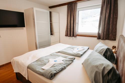 a bedroom with two beds and a window at Longaview in Weisspriach