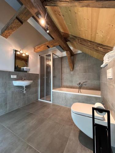 a bathroom with a bath tub and a sink at Platzl am Malteser in Amberg