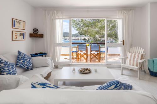 a living room with a couch and a table at Ancla 1 in Port d'Andratx