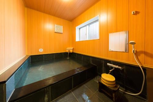 草津町にある草津温泉 お豆の小宿 花いんげんのバスルーム(バスタブ、トイレ付)