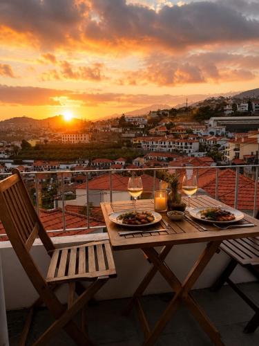 The Luzia House - sunny 4BR Villa with gardens, terraces, AC, on-site parking