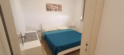 a small room with a bed and a stove at Villa Antonietta in Torre Lapillo