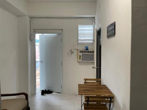 ein Zimmer mit einer Tür, einer Bank und einer Heizung in der Unterkunft Mini Studio Apartment in San Juan