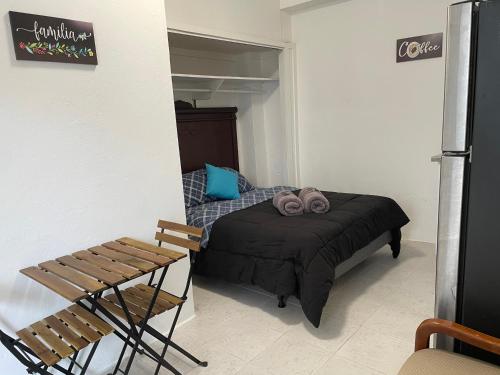 ein kleines Schlafzimmer mit einem Bett und einem Stuhl in der Unterkunft Mini Studio Apartment in San Juan