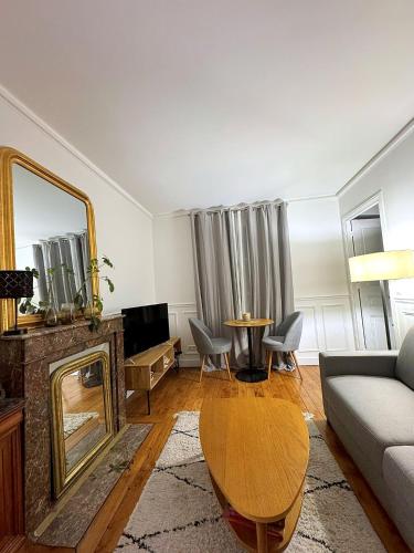 Cozy Haussmann Flat - Quiet 1BR Peaceful Montparnasse Escape