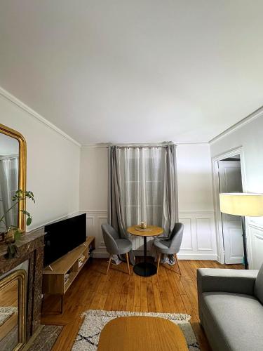 Cozy Haussmann Flat - Quiet 1BR Peaceful Montparnasse Escape