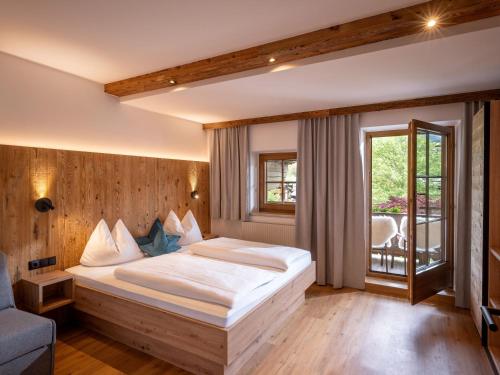 a bedroom with a large bed in a room at Appartements Schedererhaus in Going am Wilden Kaiser