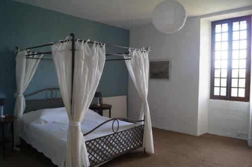 A bed or beds in a room at Le Vieux Château de Saint Martin-Lars