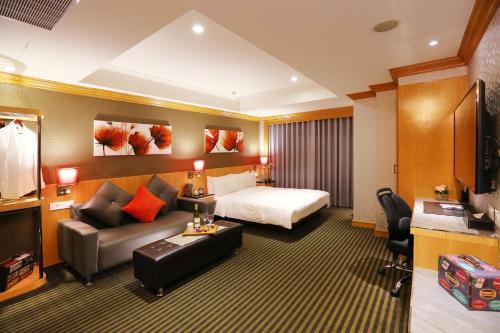 台北市にあるBeauty Hotels Taipei - Hotel Bchicのベッドとソファ付きのホテルルーム