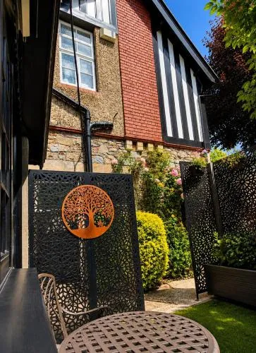 Cosy boutique retreat, courtyard & free parking photo 1