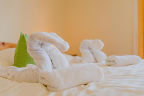 a group of towel animals laying on a bed at Ferienwohnung Andritsch in Sankt Georgen im Gailtal