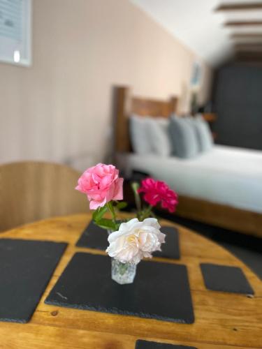 Cosy boutique retreat, courtyard & free parking photo 6