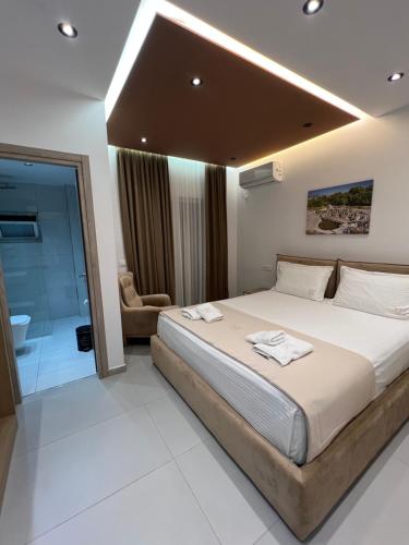 Llit o llits en una habitació de KRONOS Hotel Sarandë